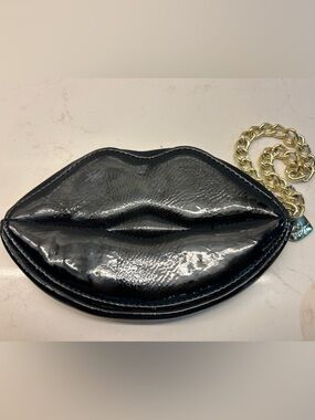 Betsey Johnson Black Patent Lip-Shaped Wrist Bag with Gold Chain